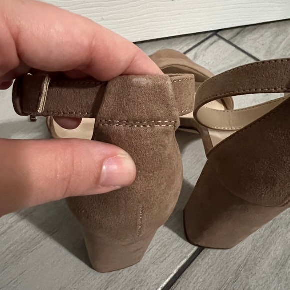 Nine West Abrah Faux Suede Tan Heel
Open Toe Ankle Strap Sandals Sz 7.5 NWOT - Picture 3 of 11